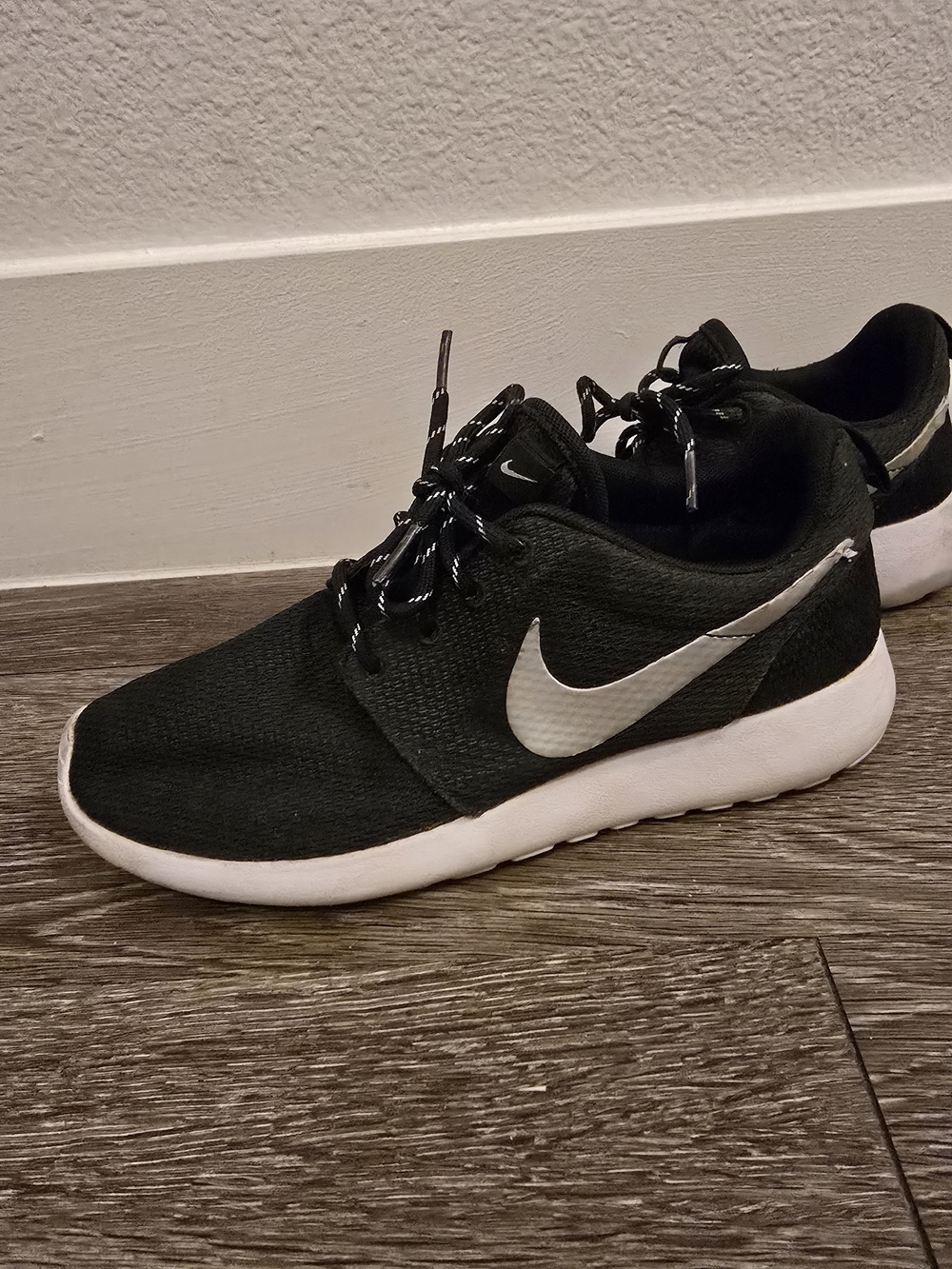 Nike Roshe One Black/Metallic Platinum Silver/White Sneakers Shoes Womens Size 8